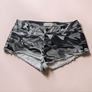 Aphrodite Black & Gray Camo Cutoff Denim Shorts Size Large